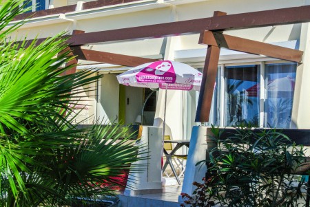 Le studio vu de l'extérieur et les terrasses mitoyennes